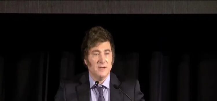 Javier Milei no estará en la asunción de Yamandú Orsi y evalúa enviar un representante
