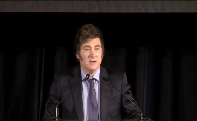 Javier Milei no estará en la asunción de Yamandú Orsi y evalúa enviar un representante