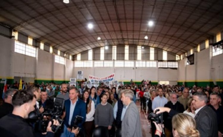 Docente y trabajadores públicos protestaron ante la llegada de Frigerio a General Campos