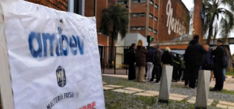 planta La incertidumbre laboral, a ambos lados del río Uruguay. Temen cierre definitivo de una fábrica de cerveza