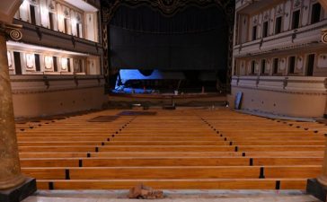 Con la colocación de las vigas de madera, avanza la reconstrucción del piso del Teatro Gualeguaychú