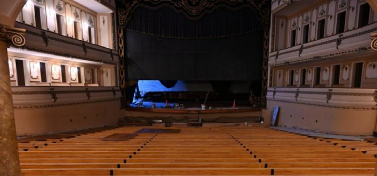 Con la colocación de las vigas de madera, avanza la reconstrucción del piso del Teatro Gualeguaychú