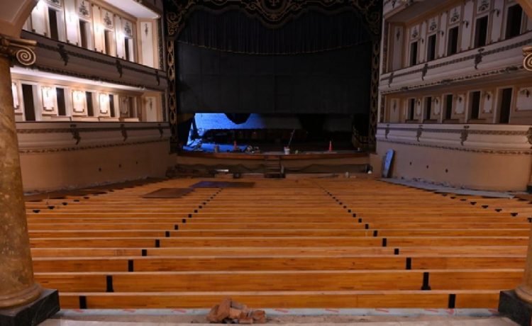 Con la colocación de las vigas de madera, avanza la reconstrucción del piso del Teatro Gualeguaychú
