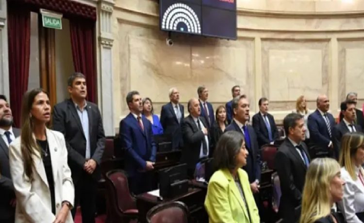 La oposición buscará este jueves impulsar la interpelación de Adorni en el Senado