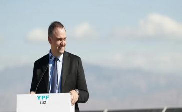El vocero que ya no puede hablar: Milei blinda a Adorni pese a la presión política y judicial