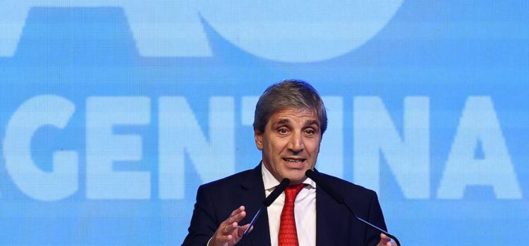 Luis Caputo: “Es cierto que hay precios caros en dólares pero devaluar no es la solución”