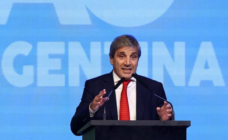 Luis Caputo: “Es cierto que hay precios caros en dólares pero devaluar no es la solución”