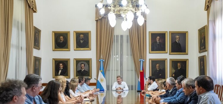 Pese al malestar en las escuelas que aún perdura, Frigerio habla de un "acuerdo histórico con los docentes"