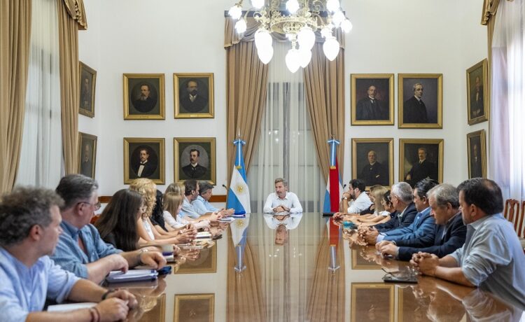 Pese al malestar en las escuelas que aún perdura, Frigerio habla de un "acuerdo histórico con los docentes"