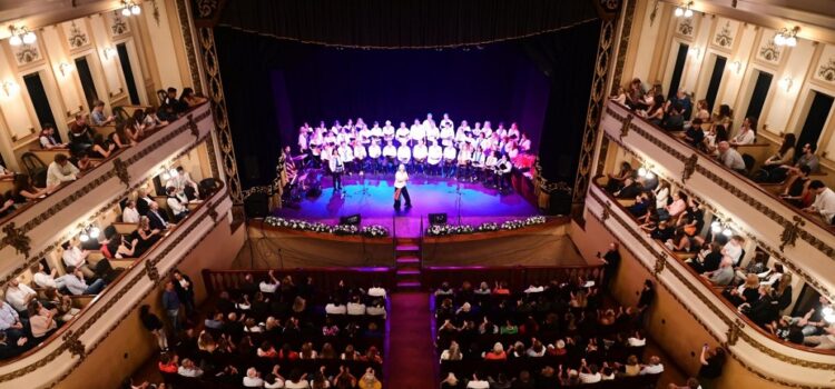 La Municipalidad de Gualeguaychú homenajeó a más de 70 mujeres destacadas por su aporte a la comunidad. El acto fue encabezado por el intendente Davico y hubo presentaciones del Coro Sentimientos, Adrián Soria y Ornella Taffarel.