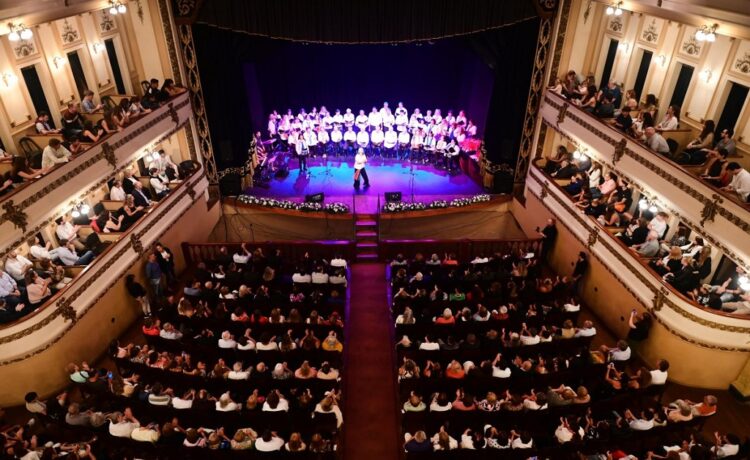 La Municipalidad de Gualeguaychú homenajeó a más de 70 mujeres destacadas por su aporte a la comunidad. El acto fue encabezado por el intendente Davico y hubo presentaciones del Coro Sentimientos, Adrián Soria y Ornella Taffarel.