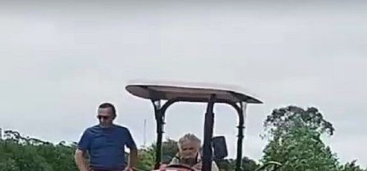 Luego de que Bianchi lo tildara de “moribundo”, Mujica se mostró en tractor en su chacra