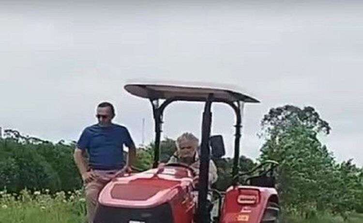 Luego de que Bianchi lo tildara de “moribundo”, Mujica se mostró en tractor en su chacra