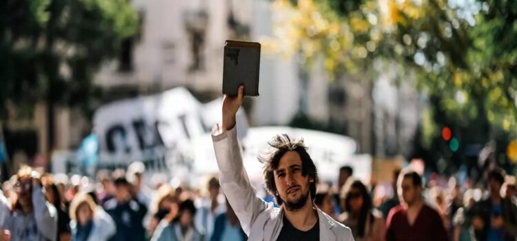 Comienzan las 48 horas de paro universitario: ajustes en salario y presupuesto 2025