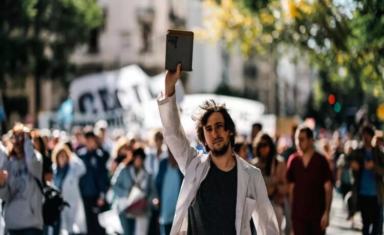 Comienzan las 48 horas de paro universitario: ajustes en salario y presupuesto 2025