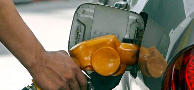 El gobierno evalúa modificar el esquema de fijación de precios de los combustibles