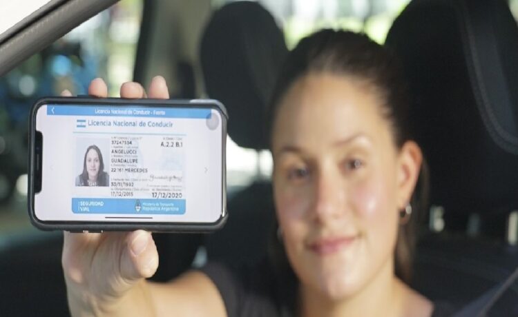 Gualeguaychú ya permite el uso de la Licencia de Conducir, seguro y la Tarjeta Verde digitales