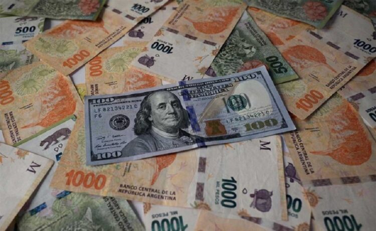 Según la prensa uruguaya, “vuelve la incertidumbre con el dólar en Argentina” y “complica baja de la inflación a Milei”
