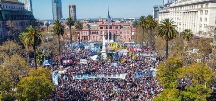 El reloj marca 36 horas: la CGT en la calle, Milei en problemas