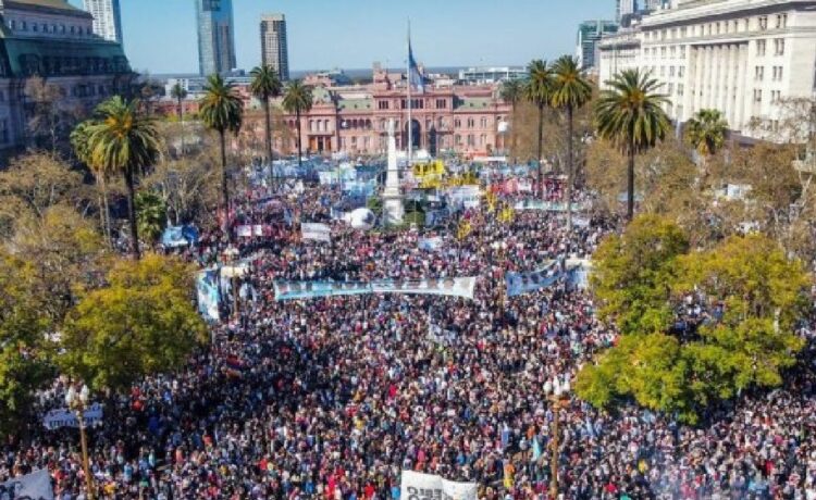 El reloj marca 36 horas: la CGT en la calle, Milei en problemas