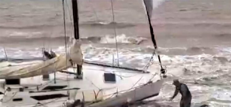 Velero argentino quedó varado en aguas del río Uruguay y sufrió importantes daños