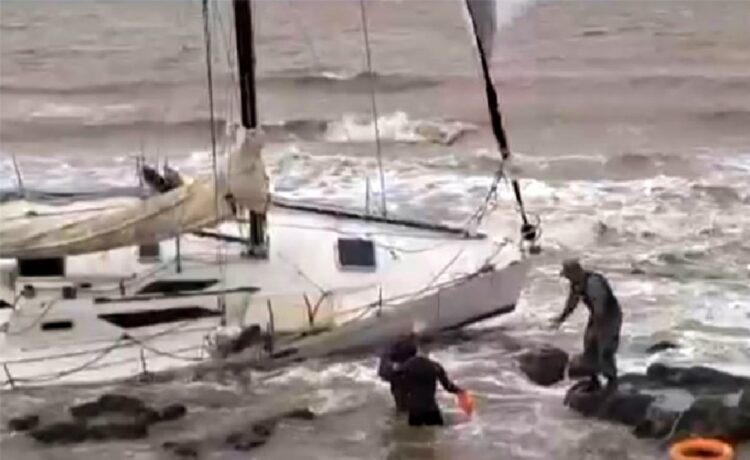 Velero argentino quedó varado en aguas del río Uruguay y sufrió importantes daños