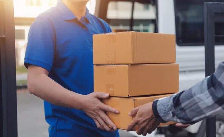 Las ventas bajan más del 10% y piden rebajas de impuestos y "regulación equitativa" para las compras en el exterior