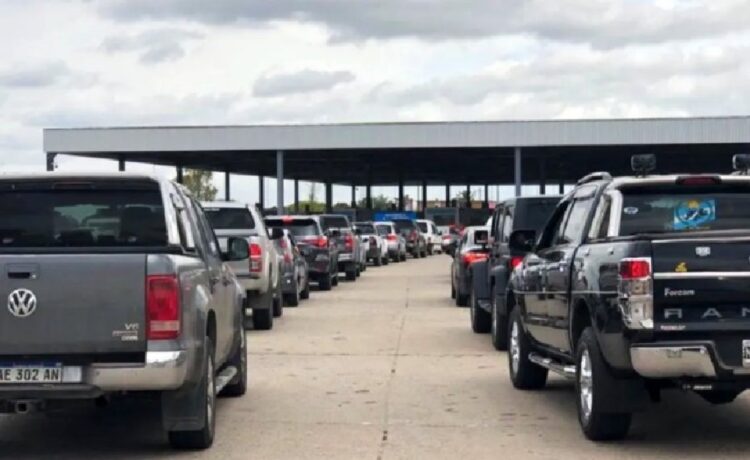 Descubrieron a dos argentinos que pretendían atravesar la frontera con 50 mil dólares sin declarar