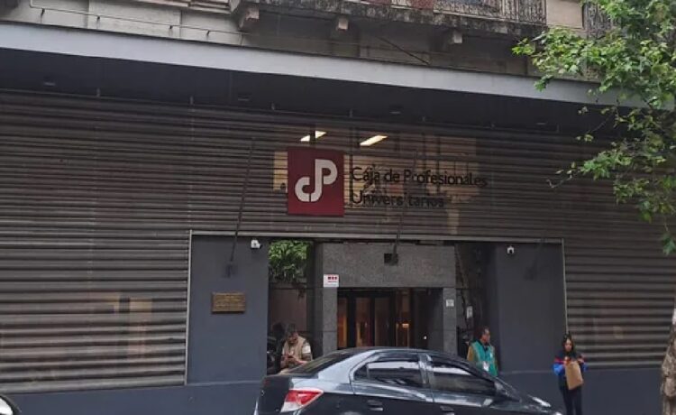 La oposición pide "un diálogo social" para evitar que la solución en la Caja de Profesionales sea "un parche"