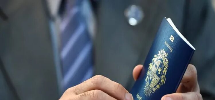 Uruguay entregó el primer pasaporte que reconoce plenamente como ciudadanos a inmigrantes legales