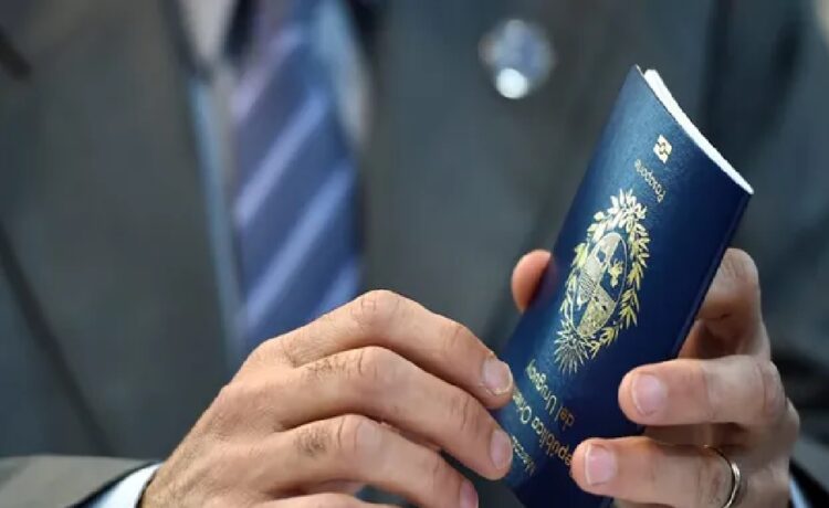Uruguay entregó el primer pasaporte que reconoce plenamente como ciudadanos a inmigrantes legales