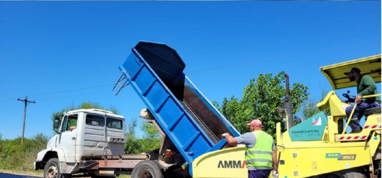 La Municipalidad realiza trabajos de bacheo con pavimento en el camino a Ñandubaysal