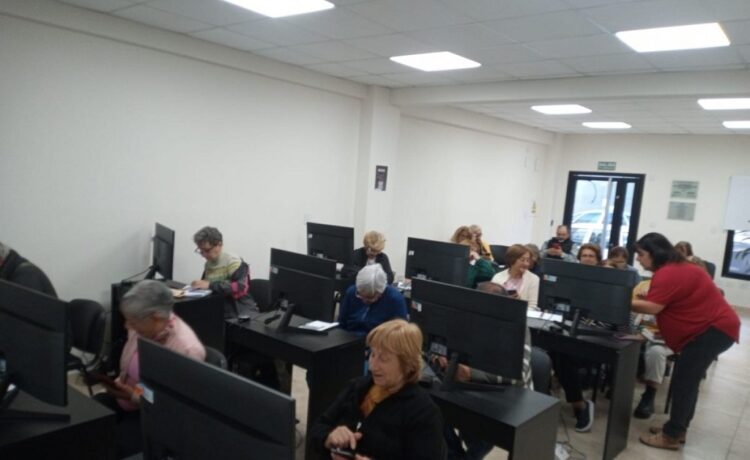 Adultos mayores se capacitan en herramientas digitales con apoyo municipal