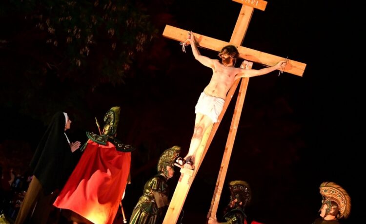Vía Crucis viviente: una noche de fe y emoción en Gualeguaychú