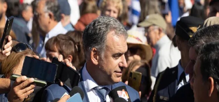 Yamandú Orsi reconoció que el gobierno "sacará el pie del acelerador" por el contexto económico