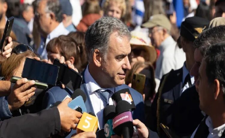 Yamandú Orsi reconoció que el gobierno "sacará el pie del acelerador" por el contexto económico