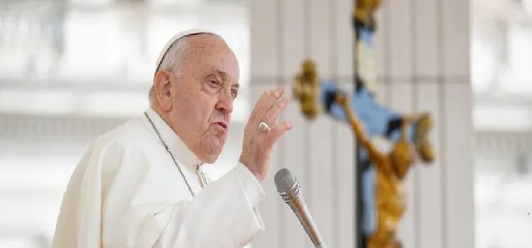 Murió el papa Francisco: "Se fue quizás en el momento en el que el mundo más lo necesitaba", afirmó Yamandú Orsi