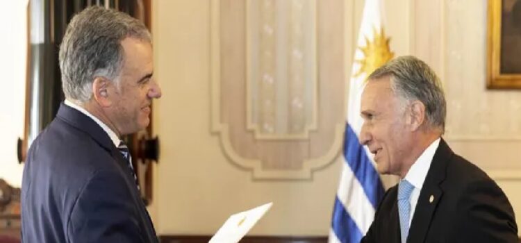 Yamandú Orsi recibió las cartas credenciales del nuevo embajador argentino
