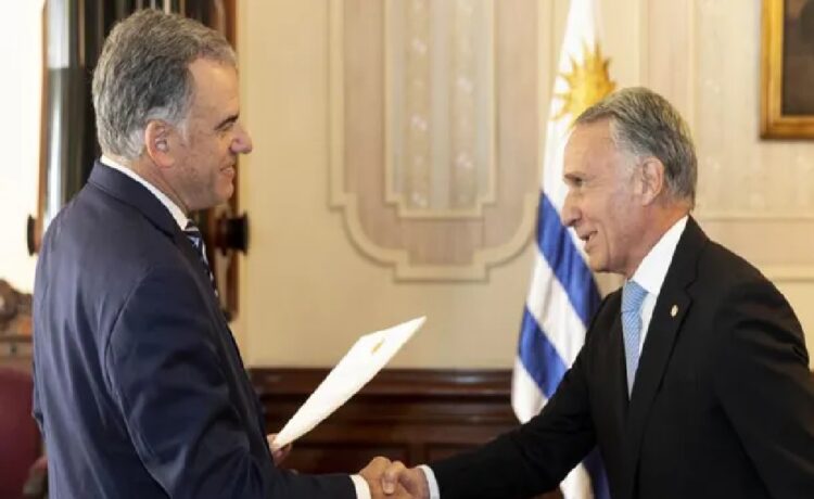 Yamandú Orsi recibió las cartas credenciales del nuevo embajador argentino