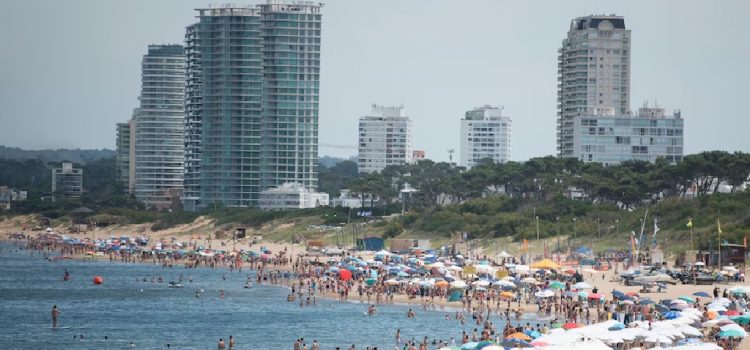 Turismo en Uruguay: creció la llegada de argentinos y se redujeron los viajes al exterior