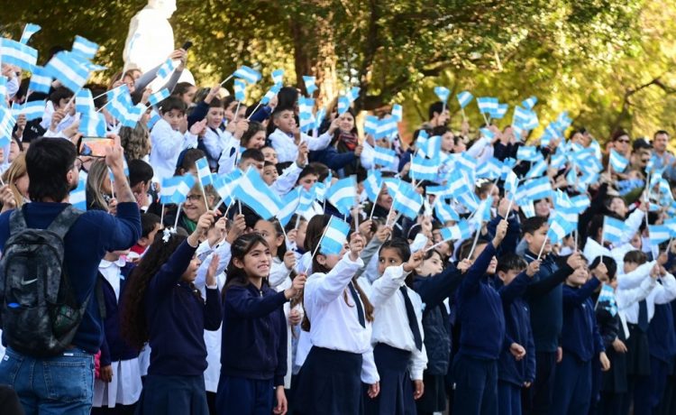 Día de la Bandera: alumnos prometieron Lealtad y Gualeguaychú honró a Belgrano