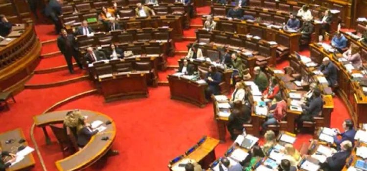 Uruguay: "No podés dejar a un gobierno sin presupuesto", el Frente Amplio cruzó a la oposición por la toma de deuda