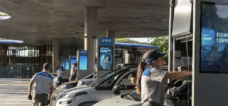 Argentina: YPF aumentó 3,5% la nafta y el gasoil y anunció rebajas para quienes carguen entre las 0 y las 6