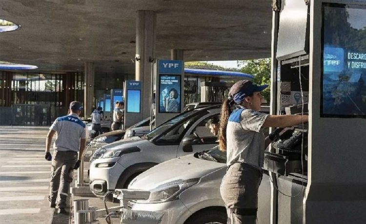 Argentina: YPF aumentó 3,5% la nafta y el gasoil y anunció rebajas para quienes carguen entre las 0 y las 6
