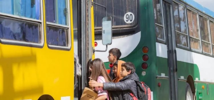 Cientos de niños quedan sin transporte para ir a la escuela por recortes del Inaubepro