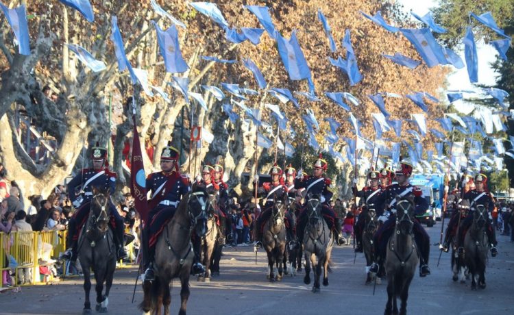 Banderas al viento, sol de invierno y un pueblo presente: así se vivió el 9 de Julio en Gualeguaychú