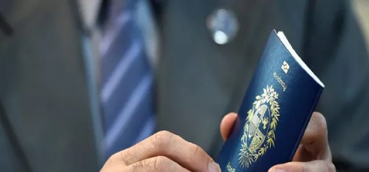 La oposición vuelve a cruzar al gobierno por el problema de los pasaportes