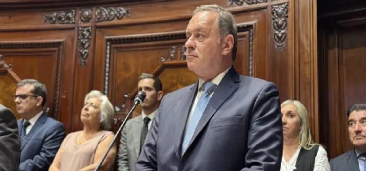 Álvaro Delgado sucumbió a las críticas y decidió dejar su banca en el Senado
