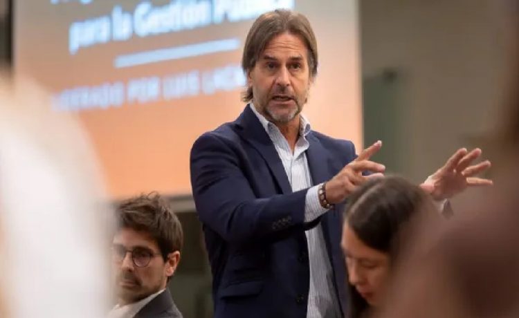 El Frente Amplió acusó a Luis Lacalle Pou de comprometer al Estado con un proyecto millonario sin solución real