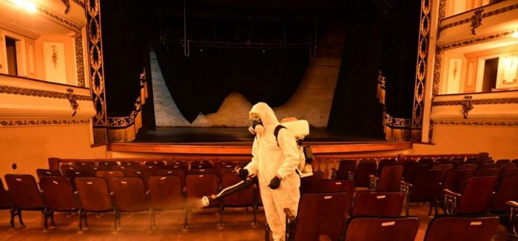 Realizaron la desinsectación del Teatro Gualeguaychú para combatir la plaga que afectó su estructura